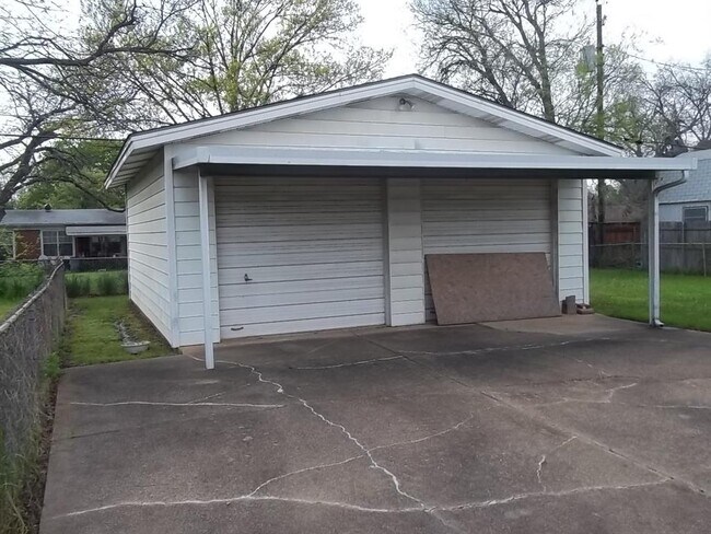 Building Photo - 2805 Ash Park Dr