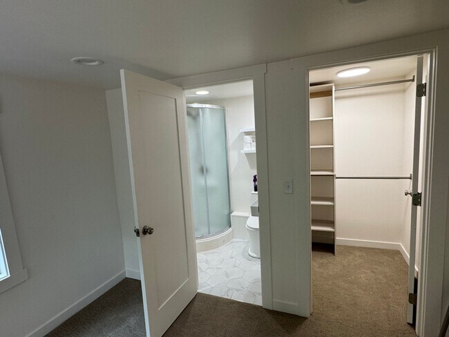 Building Photo - 2112 Sunset Dr W