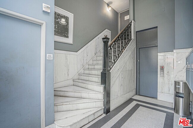 Building Photo - 812 S Spring St
