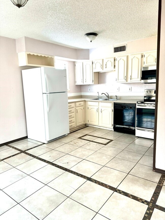 Building Photo - 1716 Coronado Ave