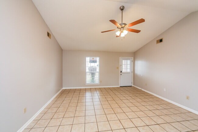 Foto del edificio - 7110 Redfern Dr