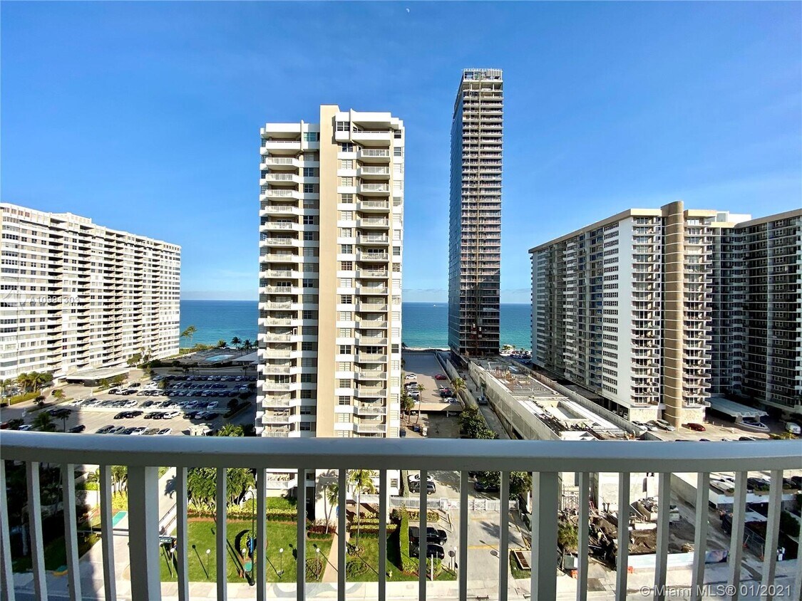 Foto principal - 1985 S Ocean Dr