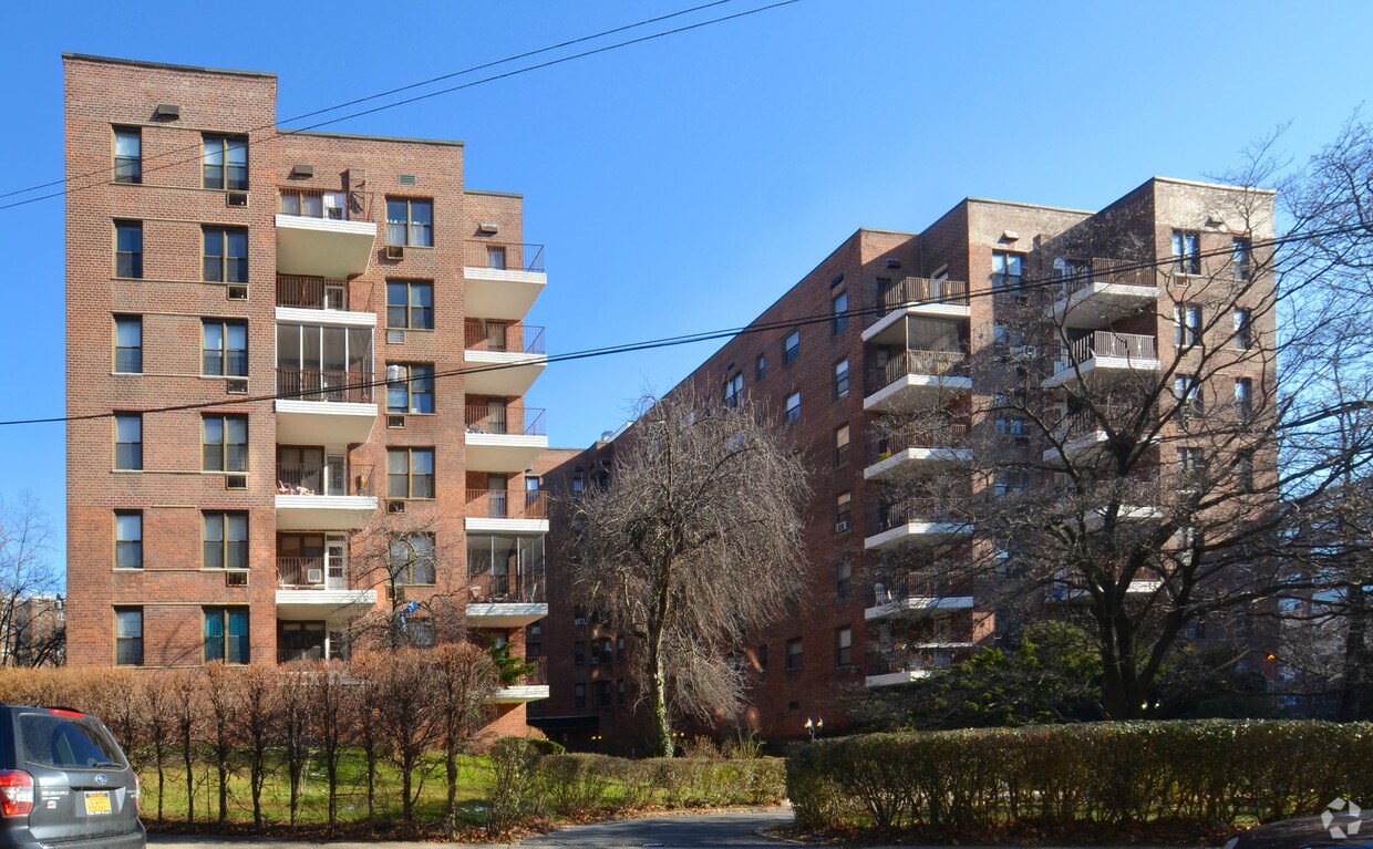 Foto principal - 3950 Blackstone Ave