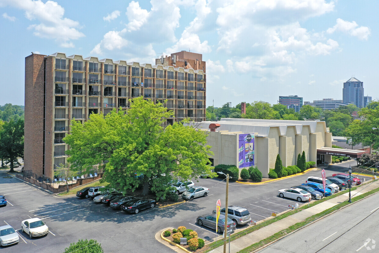 Foto principal - District at West Market Student Housing