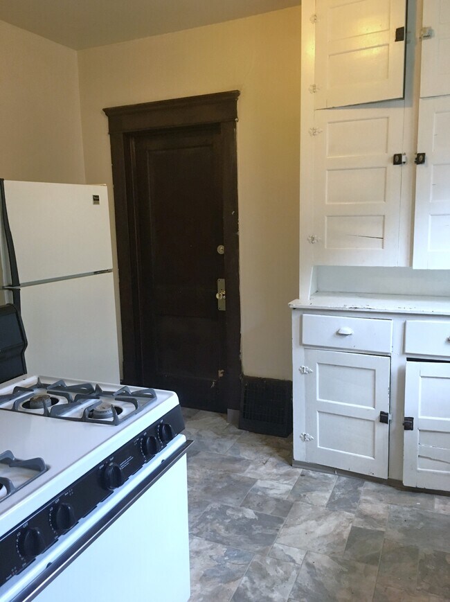 Building Photo - 588 Schiller Ave