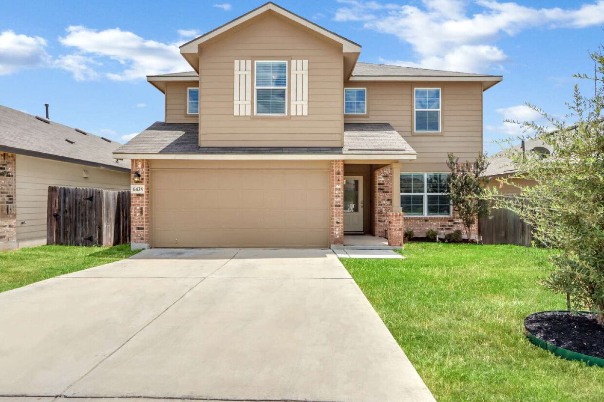 Primary Photo - "Spacious 5-Bedroom Sanctuary with 2.5 Bat...