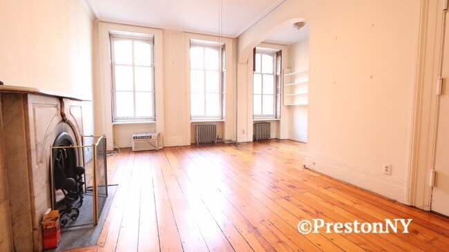 Foto del edificio - 214 E 12th St