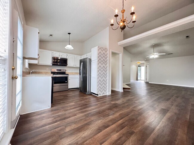 Foto del edificio - 2BR 2BA One Level Townhome with Garage
