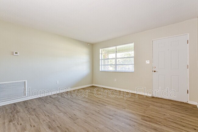 Foto del edificio - 6042 Bolling Dr