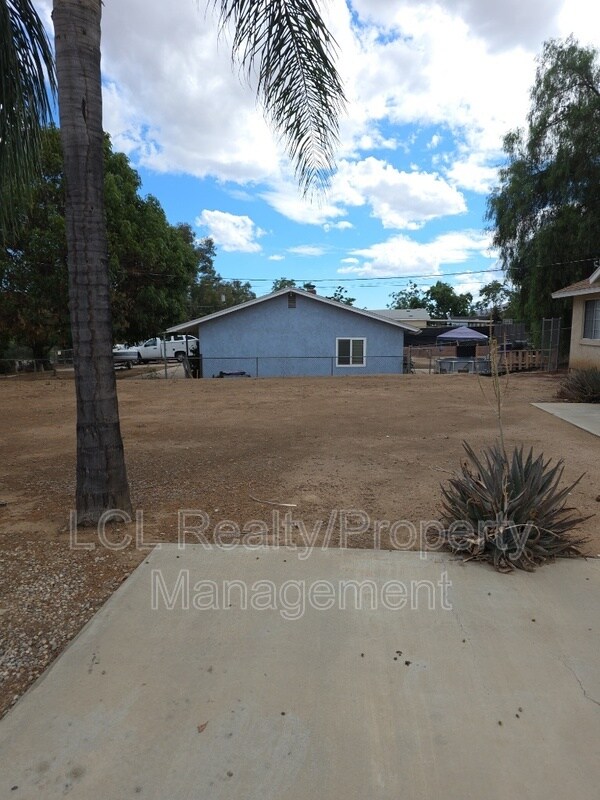 Foto del edificio - 22561 Forrest Rd