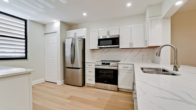Foto del edificio - 542 Lakeside Dr