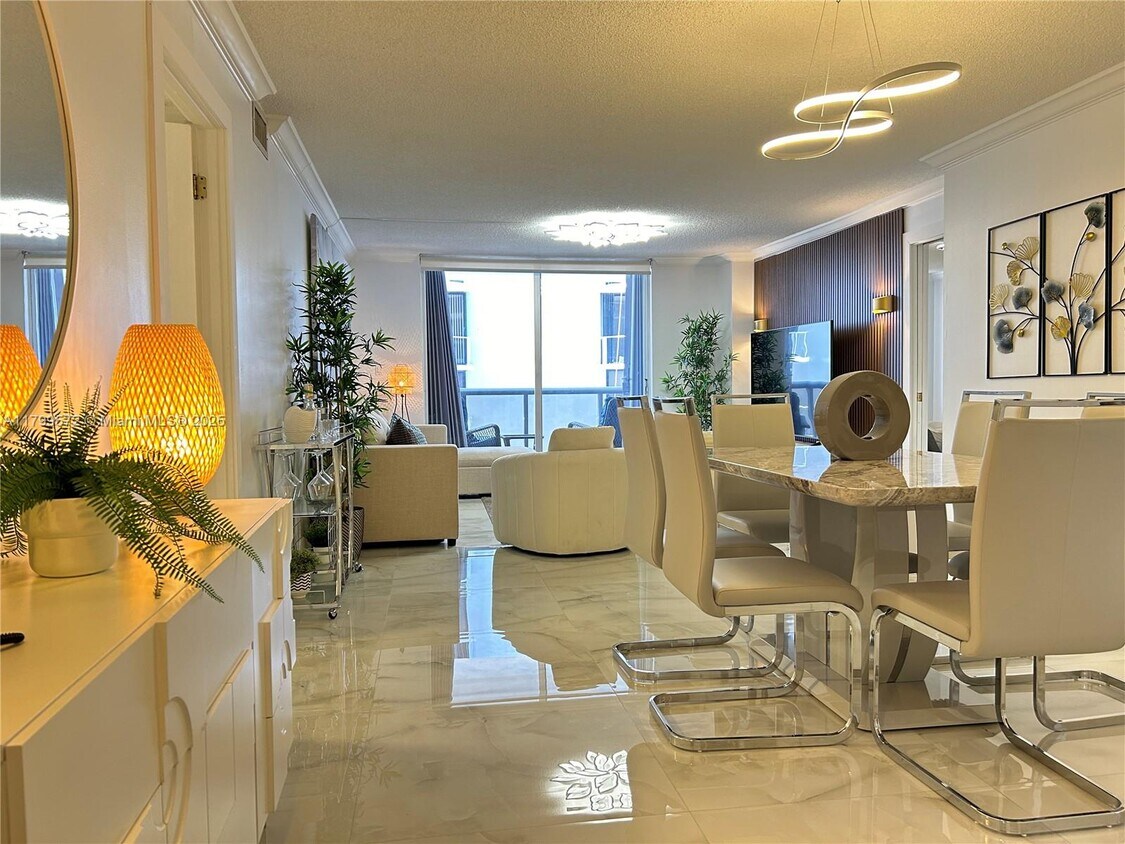 Primary Photo - 6039 Collins Ave