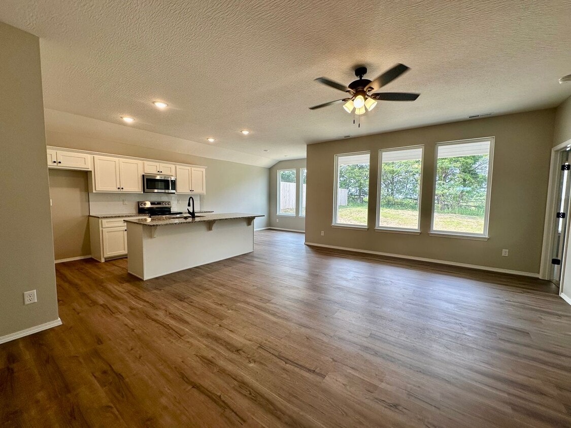 Building Photo - 3 bed 2 bath in Marshfield