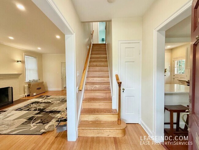 Foto del edificio - 4825 Butterworth Pl NW