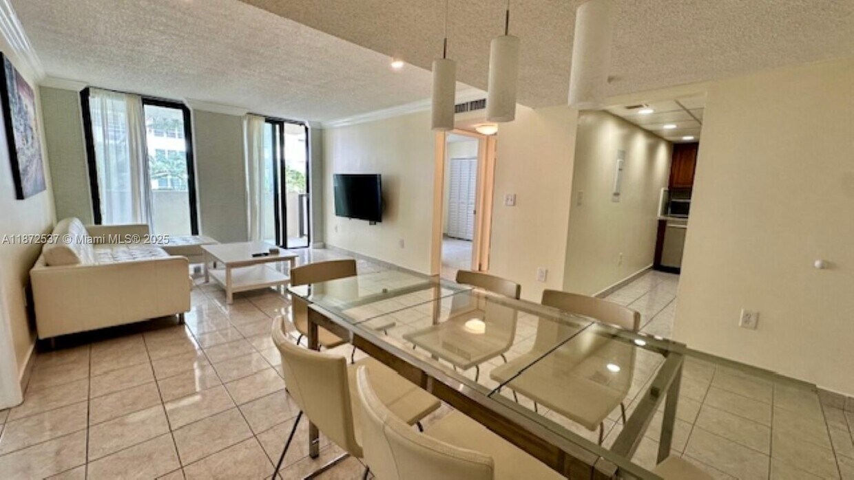 Primary Photo - 1623 Collins Ave