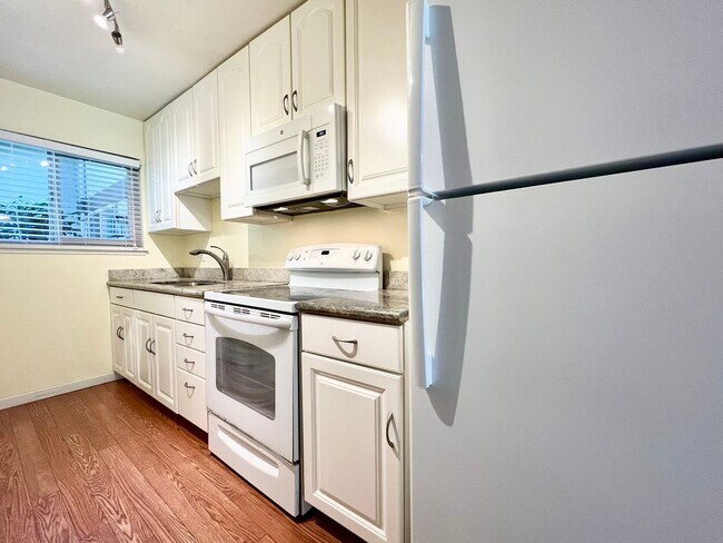 Building Photo - Newly Renovated 2 Bed/1.5 Bath Townhouse i...
