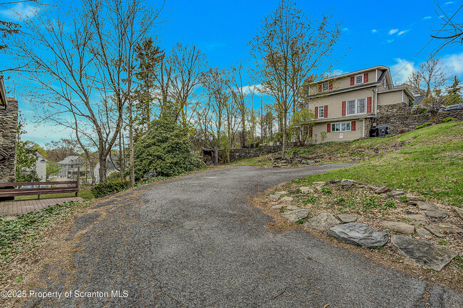 Foto del edificio - 213 Colburn Ave
