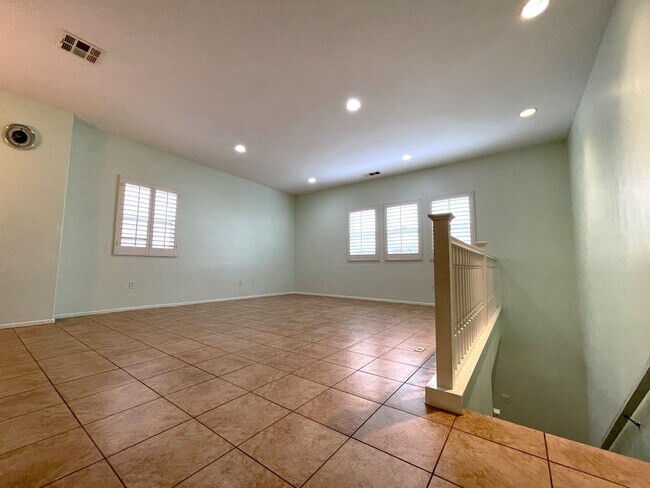 Foto del edificio - 3 bedroom + 4 bath Townhouse in Lake Balboa