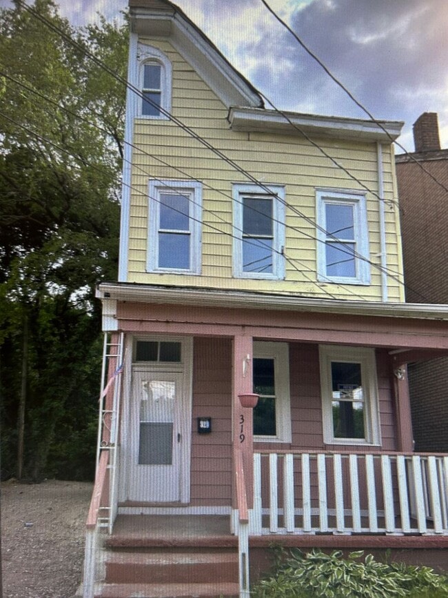 Building Photo - Large Victorian Style House