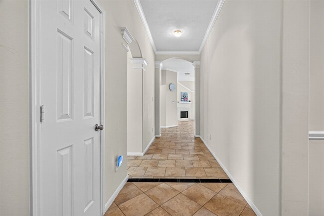Building Photo - 15242 Kingsbridge Way