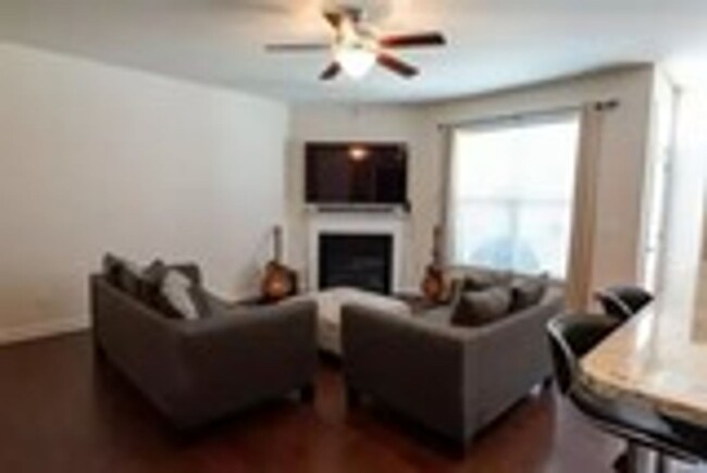 Building Photo - Townhome in Flowers Plantation with Water ...