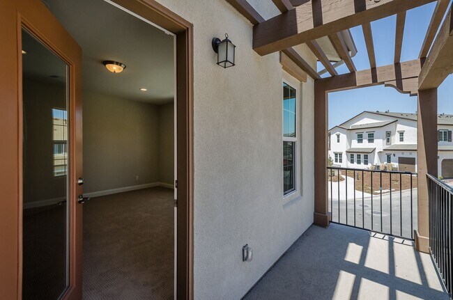 Foto del edificio - Desirable 3 bedroom Condo in a Gated Commu...