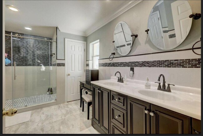 Building Photo - 2529 SW Grotto Cir