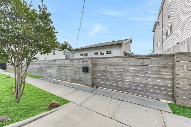 Foto del edificio - 1813 Crockett St