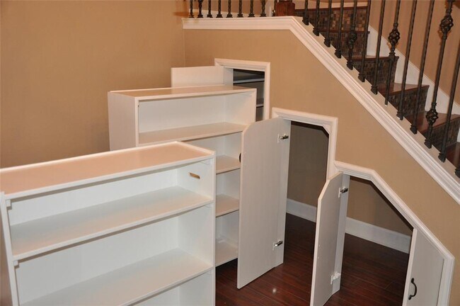 Building Photo - 2220 Bering Dr