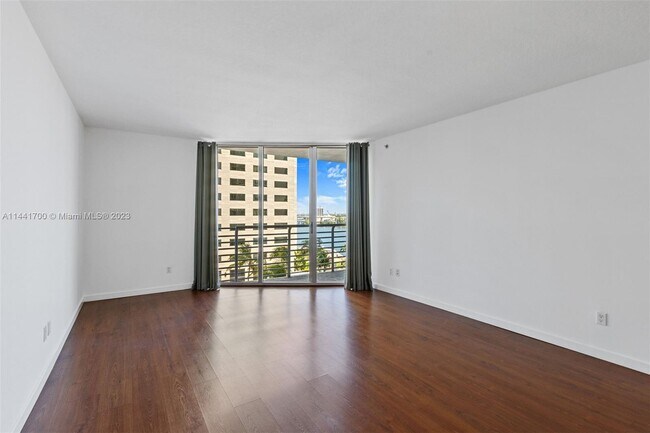 Foto del edificio - 335 S Biscayne Blvd