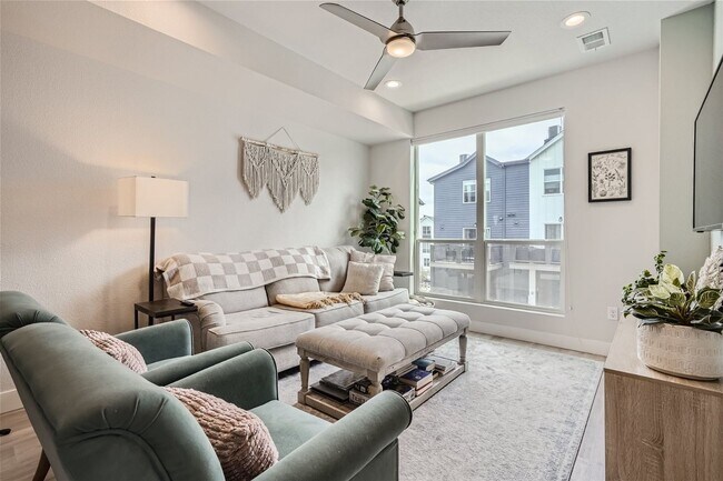 Foto del edificio - New Townhome with Private Patio