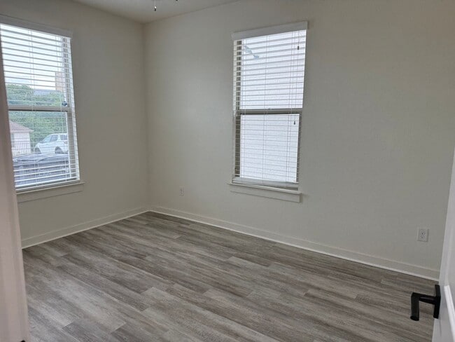 Foto del edificio - ** MOVE IN SUMMER 2026 ** 5-bedroom 5.5 Ba...