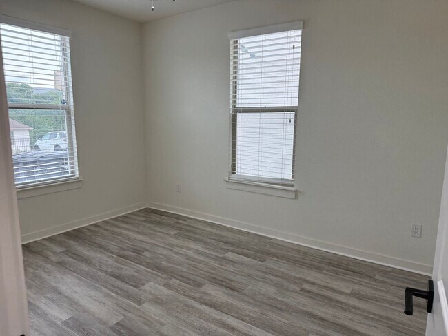Foto del edificio - 2704 Forest Park Blvd