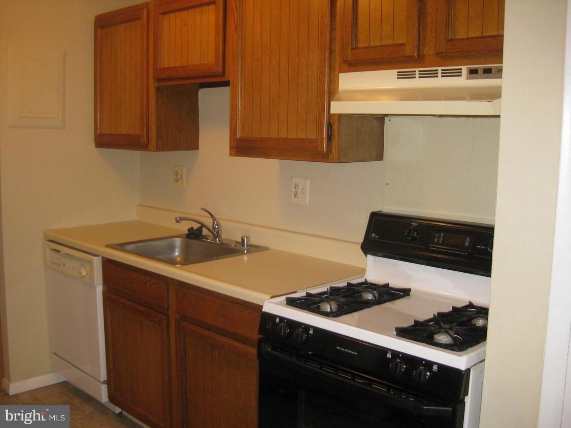 Primary Photo - 5618 Bloomfield Dr