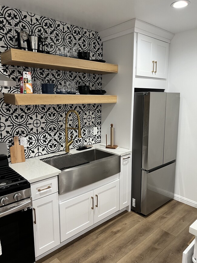 Building Photo - 1849 W 49th St