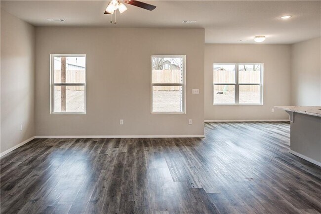 Building Photo - 425 Mayflower Ave