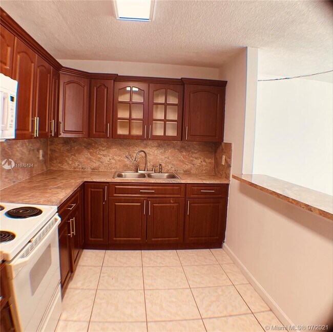Building Photo - 14830 Naranja Lakes Blvd