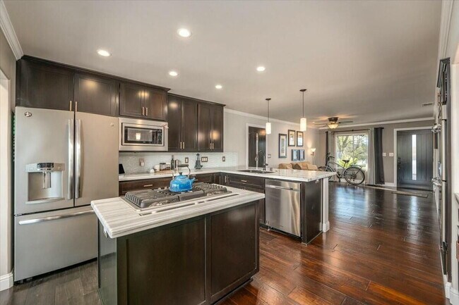 Foto del edificio - Executive Rental w/River Views from Every ...