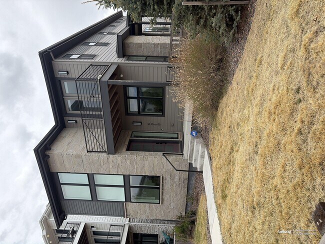 Building Photo - 6010 N Perth St
