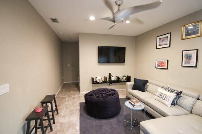 Building Photo - Fabulous 3 Story, 3 Bedroom 3 Bathroom Tow...
