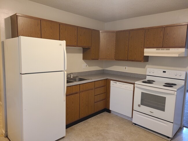 1104 kitchen - 1104 N Aztec Ct