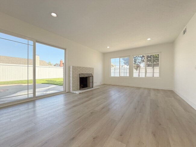 Foto del edificio - Stunning Remodeled Home in South Huntington Beach – Minutes to the Beach!
