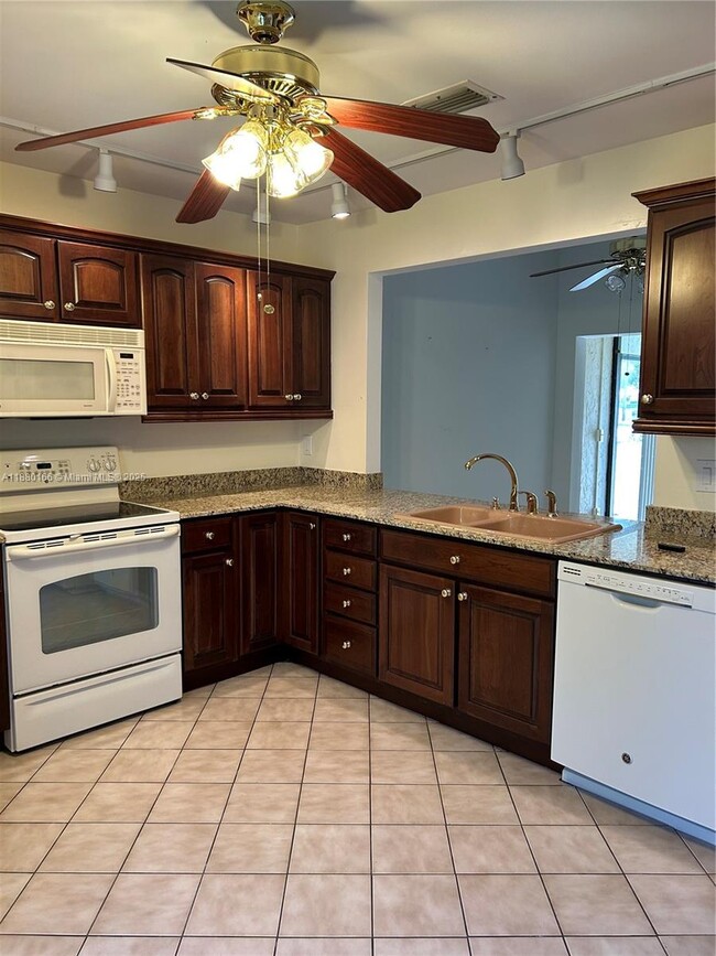 Foto del edificio - 5514 Parkwalk Cir E