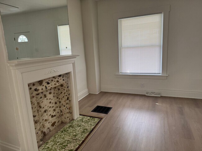 Building Photo - 2 Bedroom, 1 Bath Single Family Home - Sou...