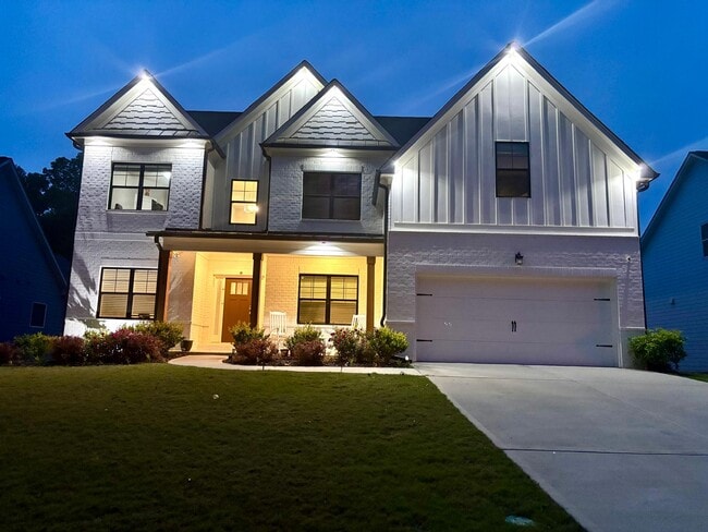 Vista frontal nocturna - 1920 Grand Lanier Dr