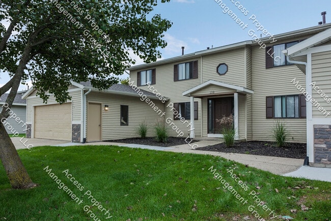 Building Photo - 2 Bedroom Townhome Downtown Rockford!