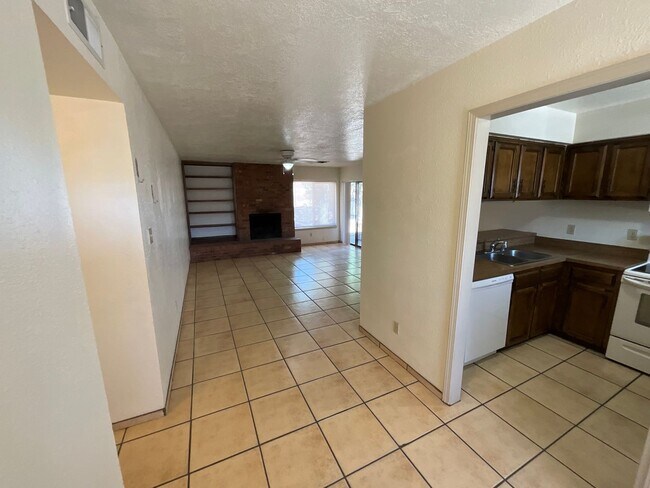 Foto del edificio - 3 Bedroom Single Story Home Available Near...