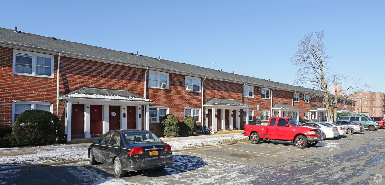 Primary Photo - 287-295 W Merrick Rd