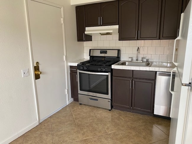 Building Photo - COMING SOON!! 2 BEDROOM 1 BATHROOM APARTME...