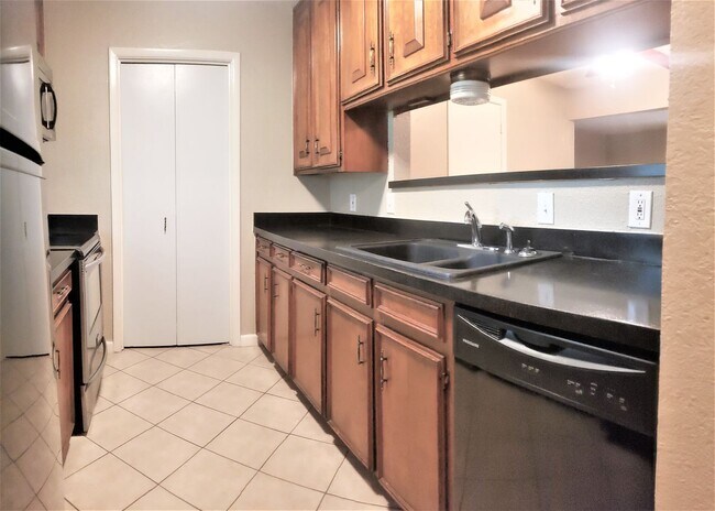 Foto del edificio - 7604 Bridges Ave